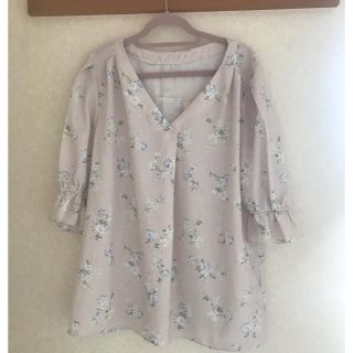 ジャスグリッティー(JUSGLITTY)のジャスグリッティーのピンク花柄トップス(シャツ/ブラウス(半袖/袖なし))