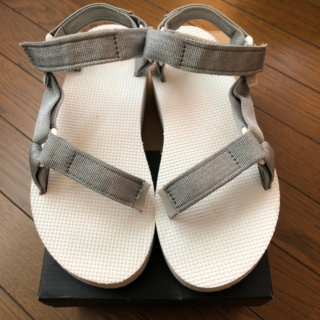 Teva(テバ)のみにまむ様専用 tevaサンダル厚底 シルバー  レディースの靴/シューズ(サンダル)の商品写真