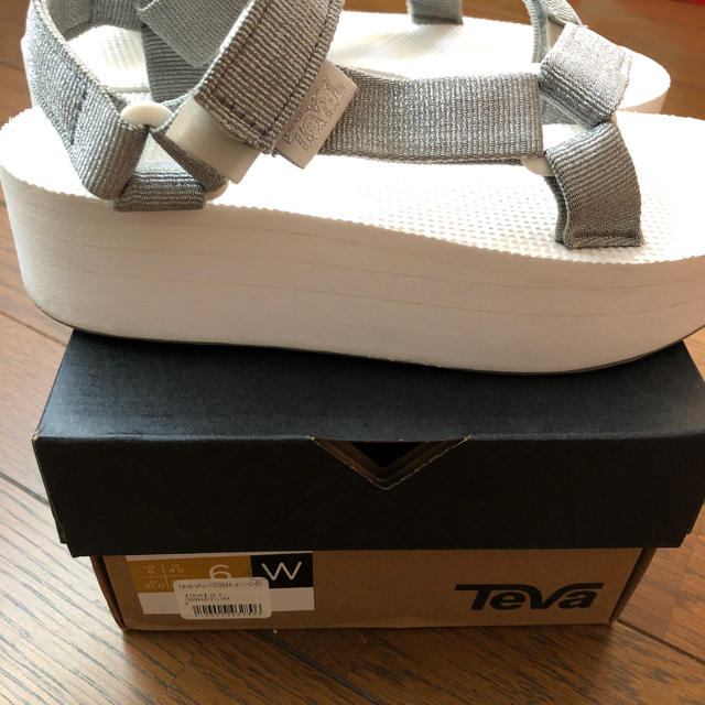 Teva(テバ)のみにまむ様専用 tevaサンダル厚底 シルバー  レディースの靴/シューズ(サンダル)の商品写真