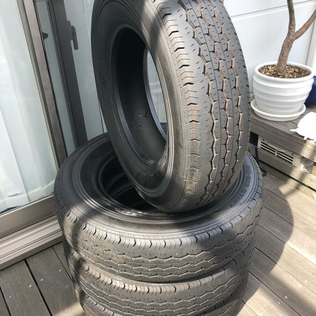 BRIDGESTONE(ブリヂストン)のリチャード様 専用 新車外し ハイエース 純正 タイヤ 195／８０r15  自動車/バイクの自動車(タイヤ)の商品写真