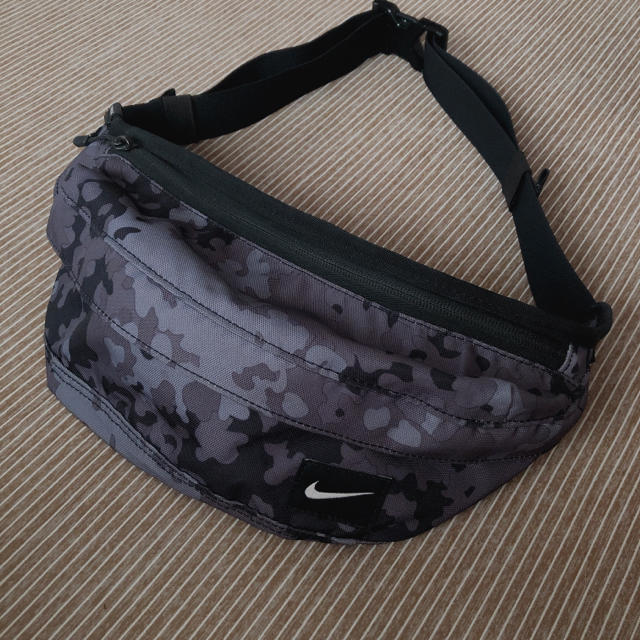 NIKE(ナイキ)のNIKE ボディバッグ レディースのバッグ(ボディバッグ/ウエストポーチ)の商品写真