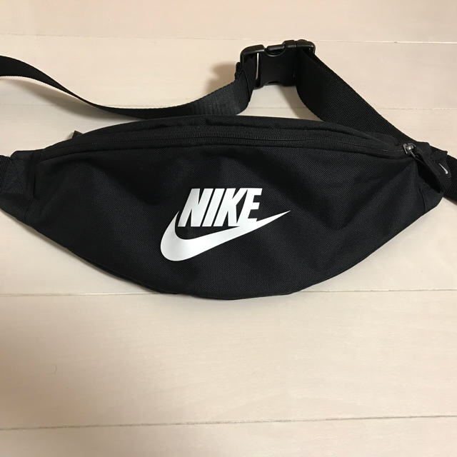 NIKE(ナイキ)のNIKE ボディバッグ 美品 レディースのバッグ(ボディバッグ/ウエストポーチ)の商品写真