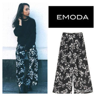 エモダ(EMODA)のEMODA フラワーワイドパンツ(カジュアルパンツ)