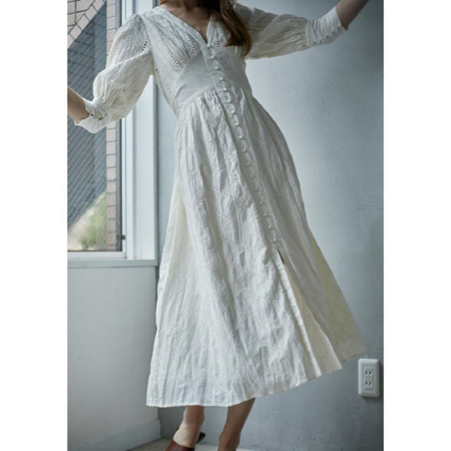 Ameri VINTAGE(アメリヴィンテージ)のAMERI MEDI CRUMPLE COTTON LACE DRESS レディースのワンピース(ロングワンピース/マキシワンピース)の商品写真