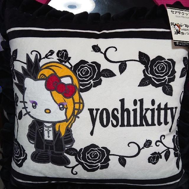 しまむら(シマムラ)のyoshikitty しまむら クッション 黒×白 タグ付き ★(新品・未使用) エンタメ/ホビーのタレントグッズ(ミュージシャン)の商品写真