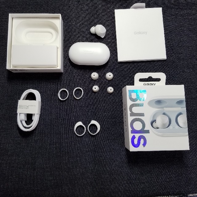 Galaxy(ギャラクシー)のGalaxy Buds White 【右のみ】【中古】 スマホ/家電/カメラのオーディオ機器(ヘッドフォン/イヤフォン)の商品写真