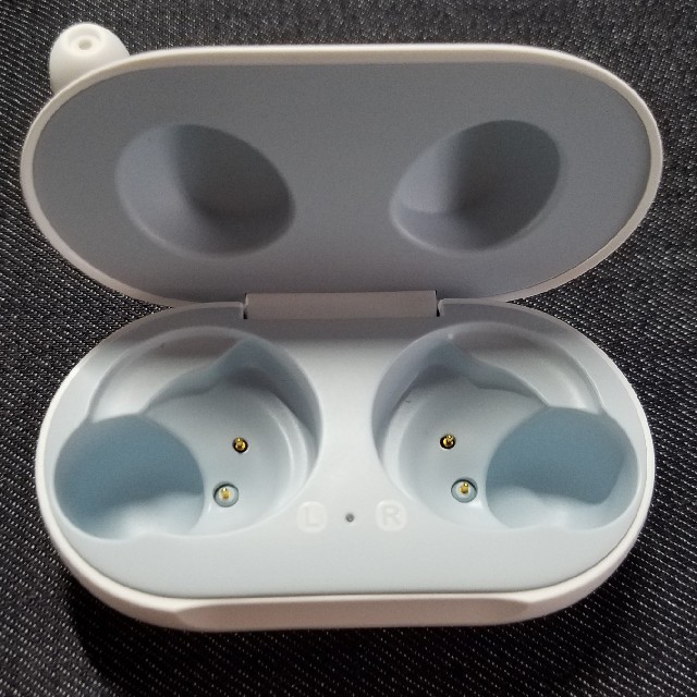 Galaxy(ギャラクシー)のGalaxy Buds White 【右のみ】【中古】 スマホ/家電/カメラのオーディオ機器(ヘッドフォン/イヤフォン)の商品写真