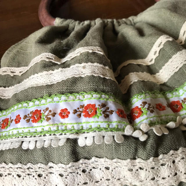 titicaca(チチカカ)のチチカカ 丸いフォルムが可愛い花刺繍ハンドバッグ  レディースのバッグ(ハンドバッグ)の商品写真