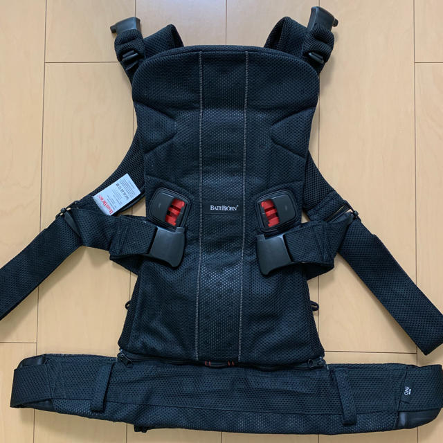 BABYBJORN(ベビービョルン)のshuka様 専用＾＾ベビービョルン one kai air メッシュ ブラック キッズ/ベビー/マタニティの外出/移動用品(抱っこひも/おんぶひも)の商品写真