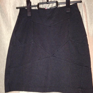 黒の台形スカート(ひざ丈スカート)