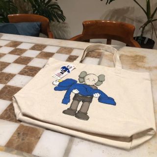 ユニクロ(UNIQLO)の【新品】ユニクロUNIQLO×カウズKAWS トートバッグ(トートバッグ)