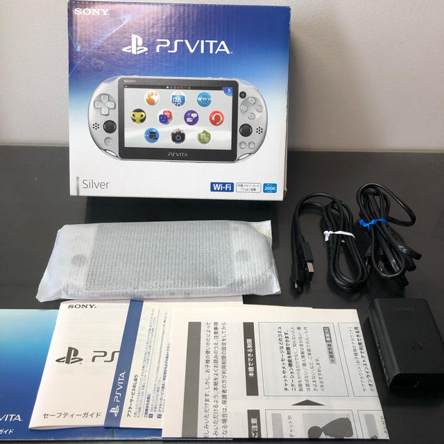 PlayStation Vita(プレイステーションヴィータ)の【送料無料】SONY PSVITA 本体 シルバー PCH-2000 ZA25 エンタメ/ホビーのゲームソフト/ゲーム機本体(家庭用ゲーム機本体)の商品写真