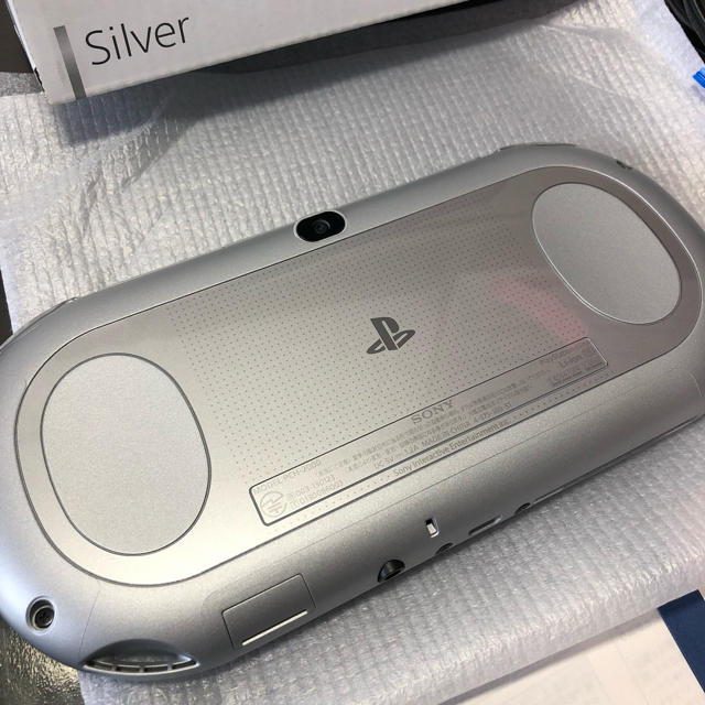 PlayStation Vita(プレイステーションヴィータ)の【送料無料】SONY PSVITA 本体 シルバー PCH-2000 ZA25 エンタメ/ホビーのゲームソフト/ゲーム機本体(家庭用ゲーム機本体)の商品写真