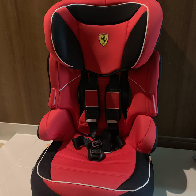 Ferrari(フェラーリ)のフェラーリ  ジュニアシート  キッズ/ベビー/マタニティの外出/移動用品(自動車用チャイルドシート本体)の商品写真