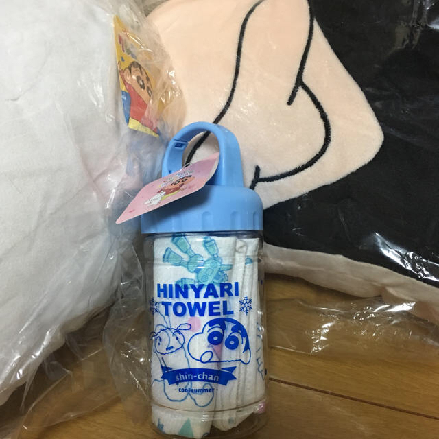 クレヨンしんちゃん クッション ＆ ひんやり タオル エンタメ/ホビーのアニメグッズ(その他)の商品写真