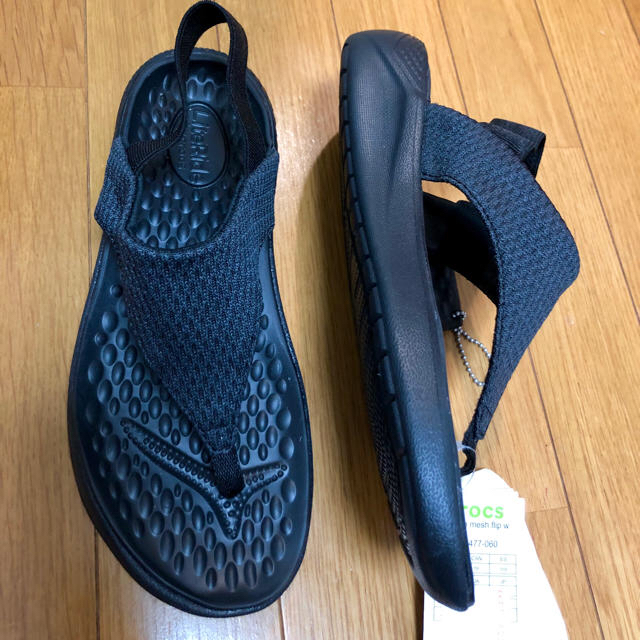 crocs(クロックス)の新品 クロックス ライトライド メッシュフリップ W9 25cm〜 ブラック レディースの靴/シューズ(サンダル)の商品写真