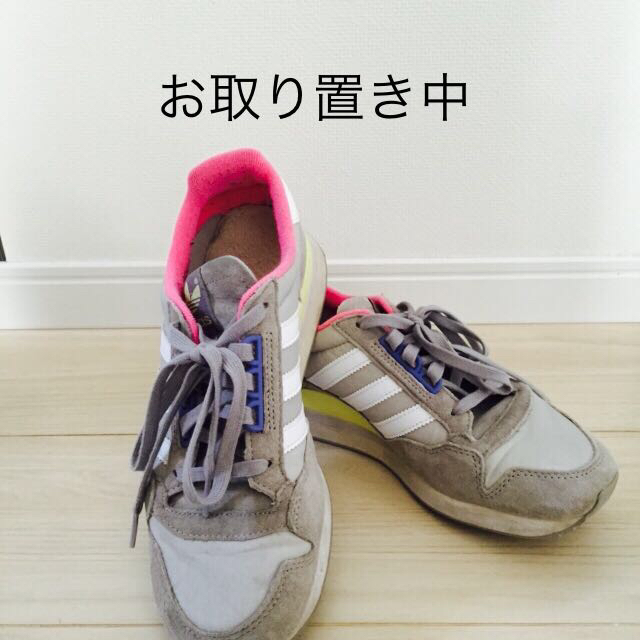 adidas スニーカー