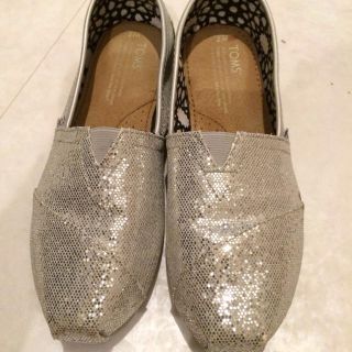 トムズ(TOMS)のトムズシルバーシューズ(スリッポン/モカシン)