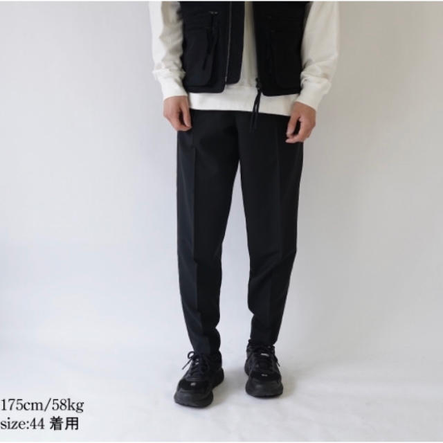 LEMAIRE(ルメール)の【LOWNN ローン】TAPERED LEG TROUSERS / BLACK メンズのパンツ(スラックス)の商品写真