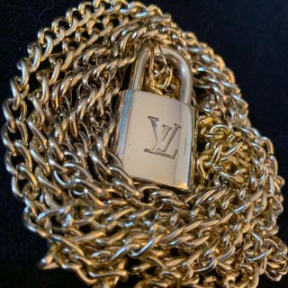 ルイヴィトン(LOUIS VUITTON)のルイヴィトン パドロック ネックレス 着用例あり(ネックレス)