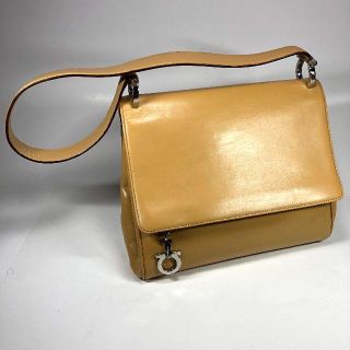 サルヴァトーレフェラガモ(Salvatore Ferragamo)の【美品】フェラガモ ガンチーニ 肩掛け ショルダー ライトブラウン(ショルダーバッグ)