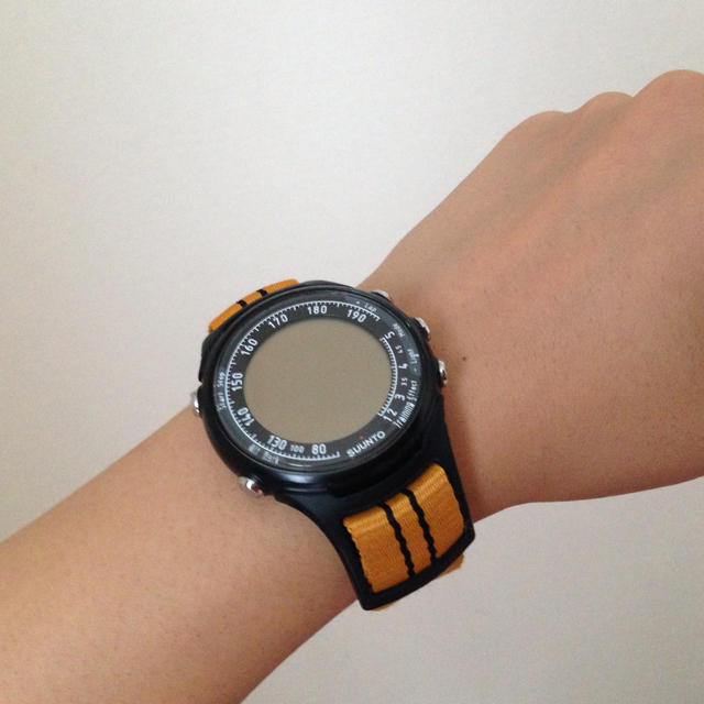 SUUNTO t3 オレンジ レディースのファッション小物(腕時計)の商品写真