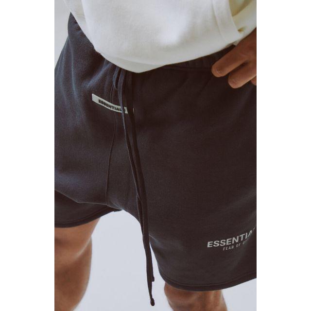 FEAR OF GOD(フィアオブゴッド)の希少Mサイズ FOG ESSENTIALS sweat shorts 黒 メンズのパンツ(ショートパンツ)の商品写真