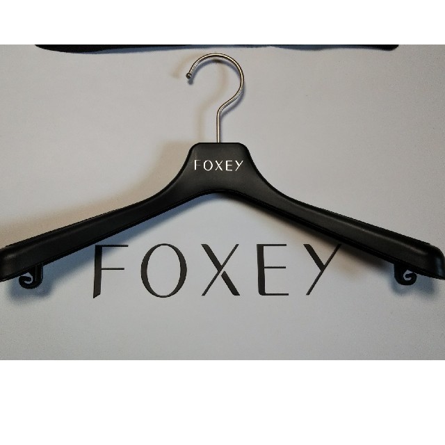 FOXEY(フォクシー)のフォクシー ハンガー５本セット インテリア/住まい/日用品の収納家具(押し入れ収納/ハンガー)の商品写真