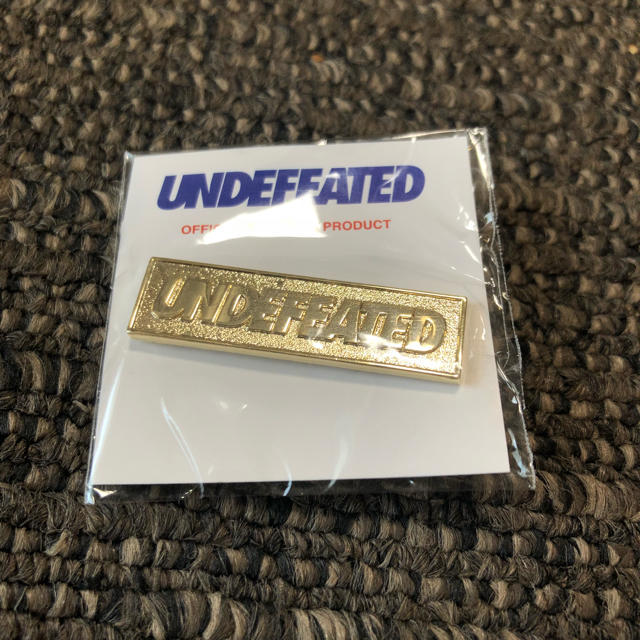 UNDEFEATED(アンディフィーテッド)の新品 未使用 UNDEFEATED LOGO ICON PIN GOLD  メンズのファッション小物(その他)の商品写真