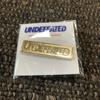 アンディフィーテッド(UNDEFEATED)の新品 未使用 UNDEFEATED LOGO ICON PIN GOLD (その他)