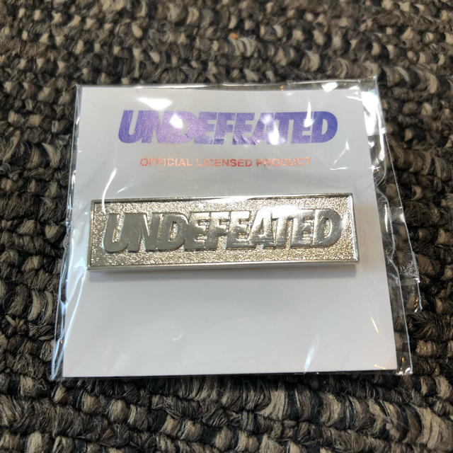 UNDEFEATED(アンディフィーテッド)の新品 未使用 UNDEFEATED LOGO ICON PIN SILVER メンズのファッション小物(その他)の商品写真