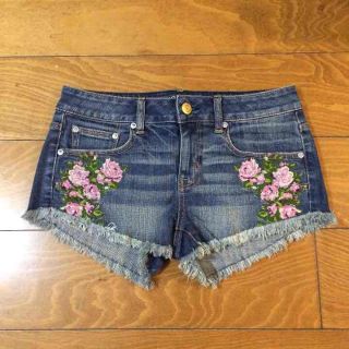 アメリカンイーグル(American Eagle)のアメリカンイーグル 花刺繍ショーパン(ショートパンツ)