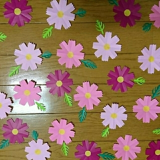 コスモス 葉っぱ付き 切り紙 壁面飾りの通販 By みつばち S Shop ラクマ