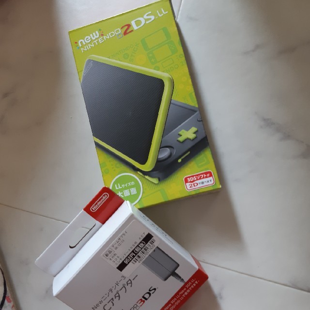 2DS LL本体とアダプター