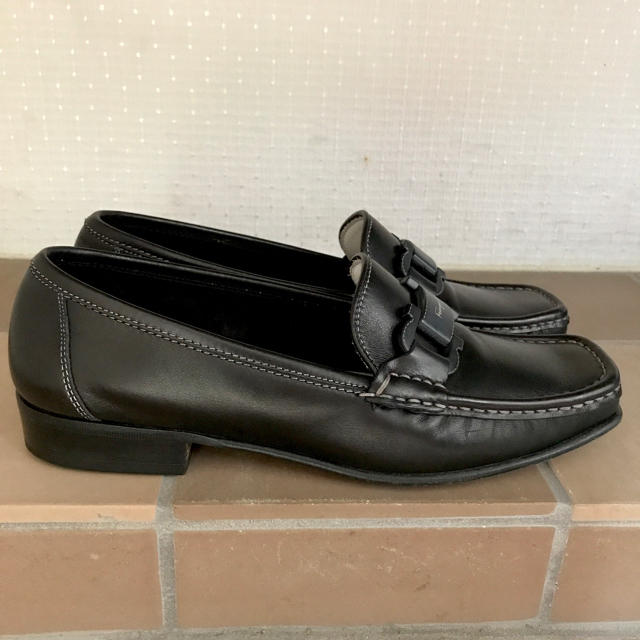 Salvatore Ferragamo(サルヴァトーレフェラガモ)のフェラガモ★ローファー 黒  サイズ 6 1/2 C レディースの靴/シューズ(ローファー/革靴)の商品写真