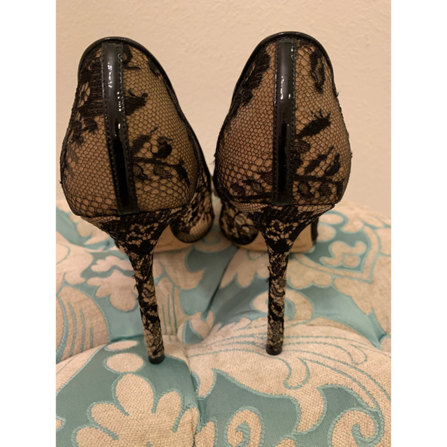 JIMMY CHOO(ジミーチュウ)のお値下げしました❤︎美品❤︎ジミーチュウ❤︎レースパンプス 38 黒 レディースの靴/シューズ(ハイヒール/パンプス)の商品写真