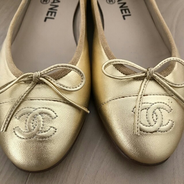 CHANEL(シャネル)の最終！フォロワー限定☆シャネル フラットシューズ メタリックゴールド レディースの靴/シューズ(バレエシューズ)の商品写真