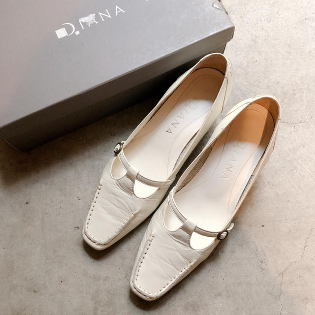 DIANA(ダイアナ)の美品 ダイアナ DIANA 革 ホワイト レザー OL きれいめ パンプス 白 レディースの靴/シューズ(ハイヒール/パンプス)の商品写真