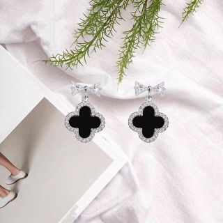 リポンXクローバーピアス 可愛い オシャレ 美しさ デイリー (ピアス)