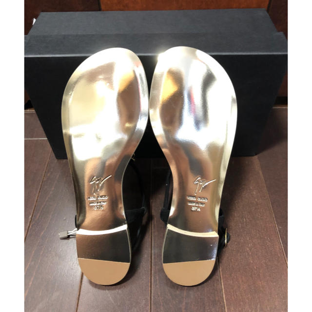GIUZEPPE ZANOTTI(ジュゼッペザノッティ)の新品 ジュゼッペザノッティ フラットサンダル 黒色 37.5 24センチ 黒色 レディースの靴/シューズ(サンダル)の商品写真