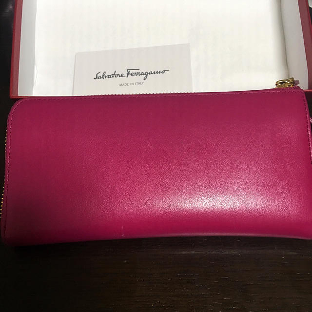 Salvatore Ferragamo(サルヴァトーレフェラガモ)のFerragamo リボン長財布 ヴァラ  レディースのファッション小物(財布)の商品写真