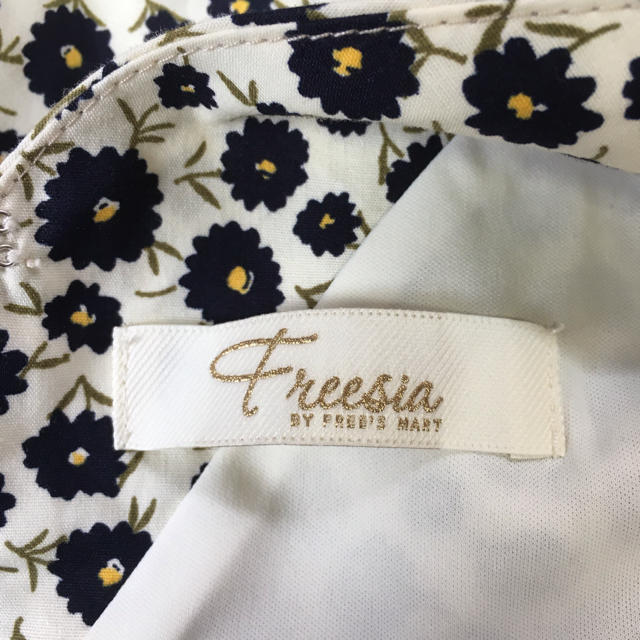 Fressia ホワイト＋ブラック フラワー フレアワンピース 美品 レディースのワンピース(ミニワンピース)の商品写真