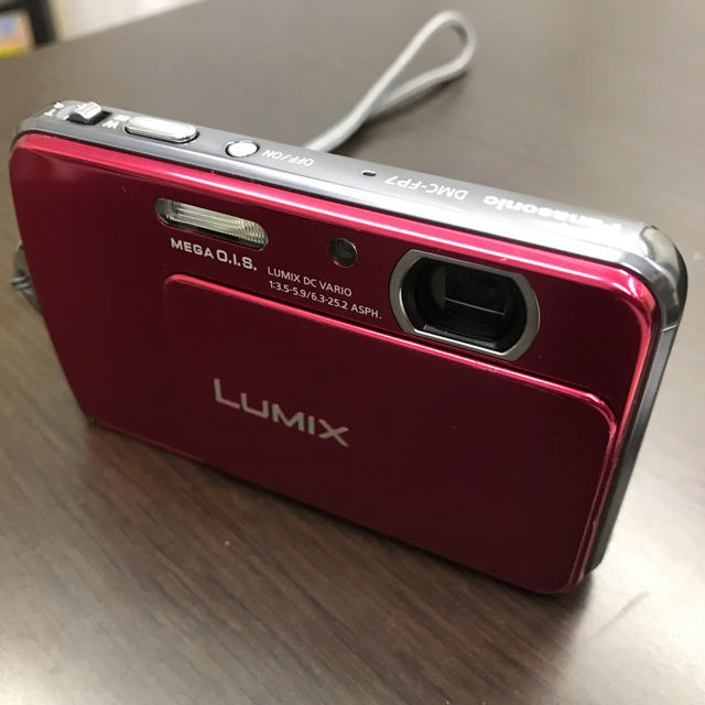 Panasonic(パナソニック)のデジカメ Panasonic LUMIX DMC-FP7（レッド） スマホ/家電/カメラのカメラ(コンパクトデジタルカメラ)の商品写真