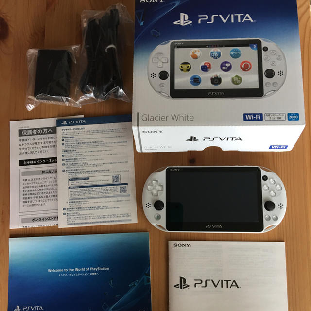 SONY(ソニー)の《美品》PSVita Wi-Fi 白 PCH-2000メモリーカード・ケース付 エンタメ/ホビーのゲームソフト/ゲーム機本体(携帯用ゲーム機本体)の商品写真