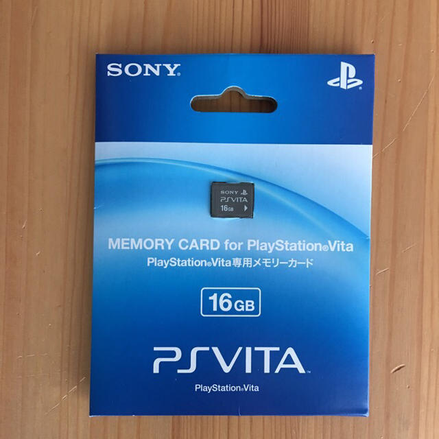 SONY(ソニー)の《美品》PSVita Wi-Fi 白 PCH-2000メモリーカード・ケース付 エンタメ/ホビーのゲームソフト/ゲーム機本体(携帯用ゲーム機本体)の商品写真