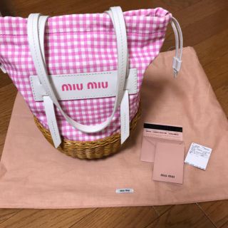 ミュウミュウ(miumiu)のピンク ギンガムチェック かごバック(かごバッグ/ストローバッグ)