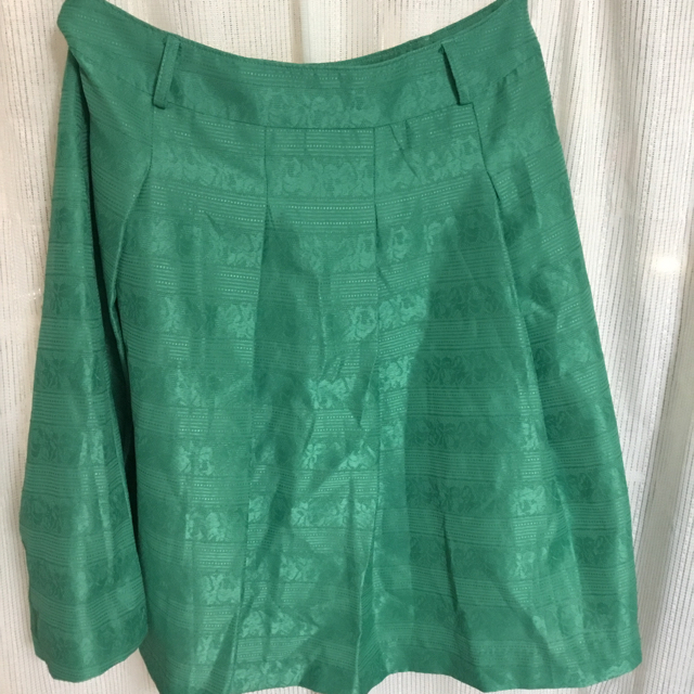HONEYS(ハニーズ)のハニーズ緑グリーン花柄スカート レディースのスカート(ひざ丈スカート)の商品写真