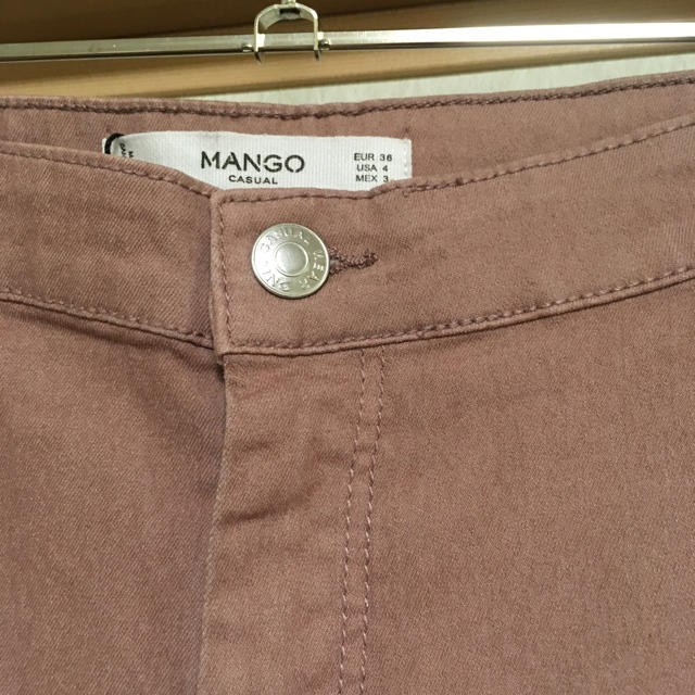 MANGO(マンゴ)のカラーツイルスキニーパンツ レディースのパンツ(スキニーパンツ)の商品写真