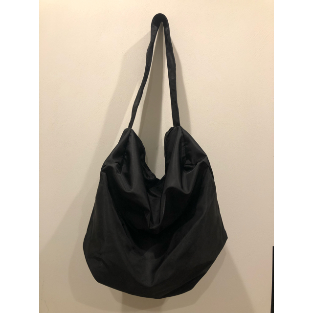 COS(コス)のCOS Collapsed tote bag  ナイロン トート ショルダー メンズのバッグ(トートバッグ)の商品写真