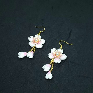 147 つまみ細工 白桜のフックピアス(和装小物)
